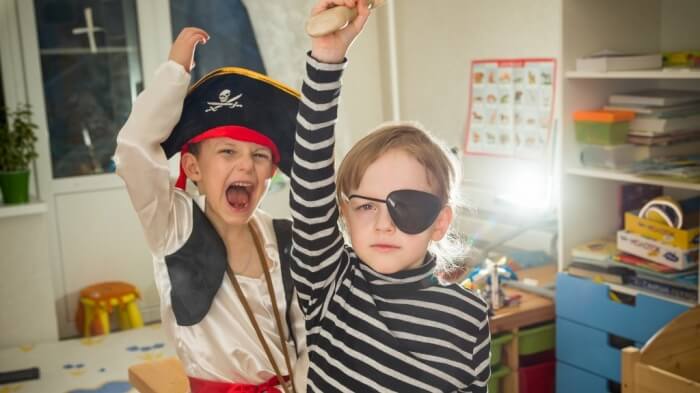 children play pirates