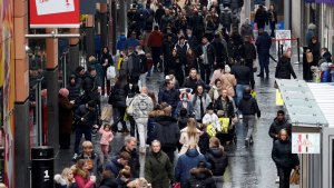 UK Shoppers Slash December Spending After Earlier Christmas Spree, Omicron