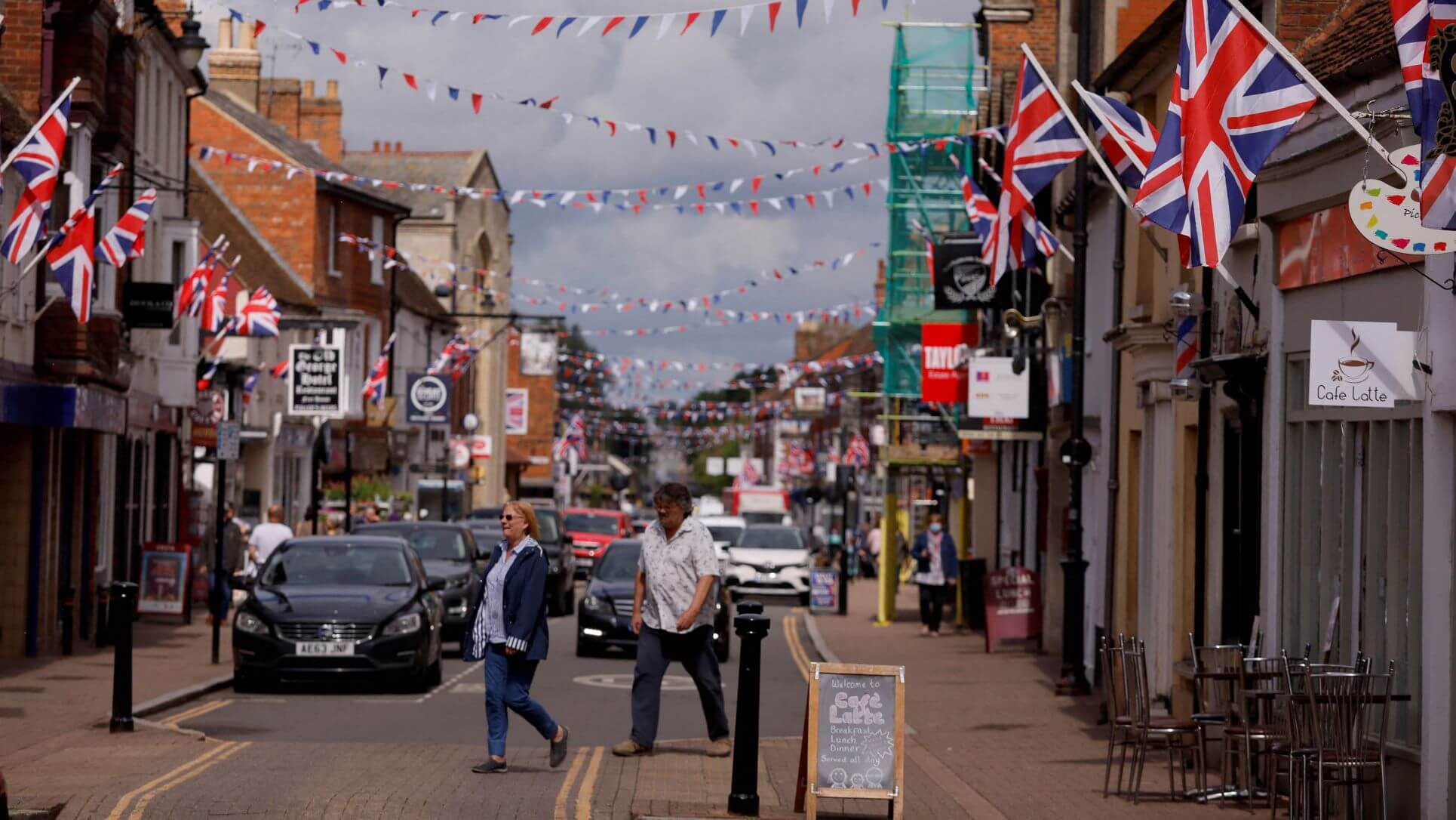 Booze, Burgers And Bunting - UK Supermarkets Get Platinum Jubilee Boost