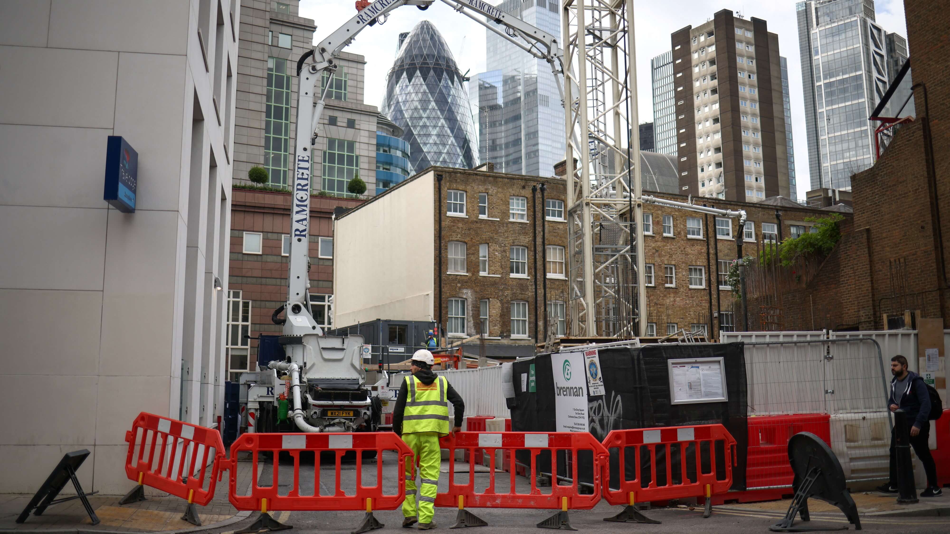UK Construction Output Rises In April, House-Building Drag Intensifies-PMI