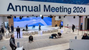 'Precarious' Year Ahead For World Economy, Davos Survey Predicts