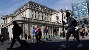 UK Employers Scale Back Expected Wage Growth, Bank Of England Says