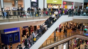 Peak Christmas High Street Footfall Down 5.3% – Survey