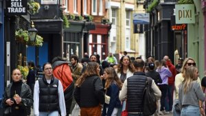 UK Retail Sales Rebound In May As Warm Weather Boosts Spending